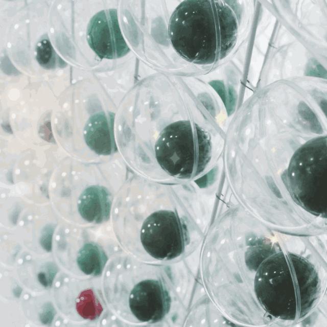 别再盯着霓虹灯拍了！海洋球主题店了解一下！