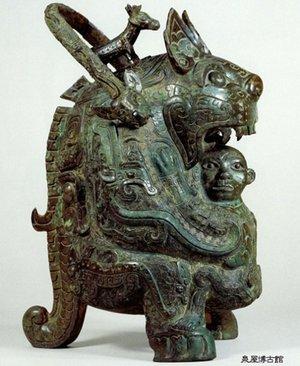 瓷器上有虎食人卣的图案,商代虎食人卣的寓意