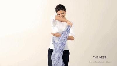 时尚高端珍珠扣丝巾高贵系法配饰,丝巾怎么系比较好看而且简单方便