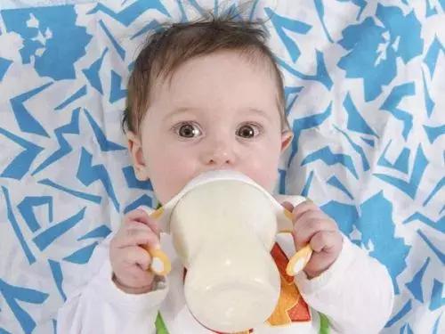 如何给新生儿喂奶正确姿势,如何给新生儿喂奶才不胀气