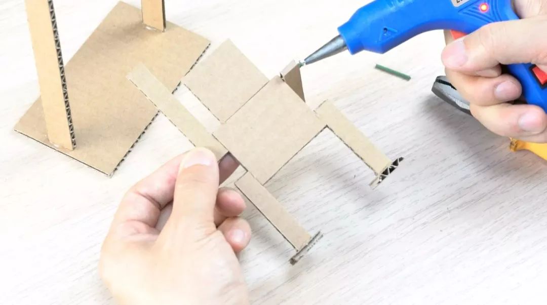 身材不是强项，动作马马虎虎，但单杠小子的滑稽劲特招人喜欢