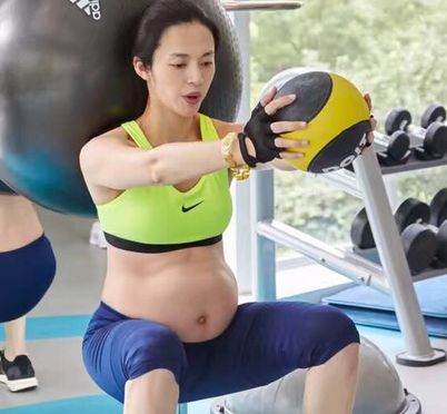 姚晨健身晒素颜自拍,姚晨怀孕1到40周孕肚的变化