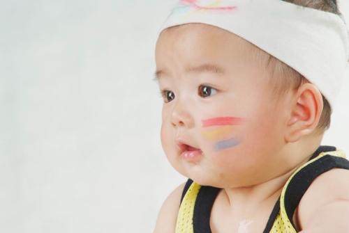 三月大的宝宝吐奶怎么办,三个月大的婴儿吐奶怎么回事