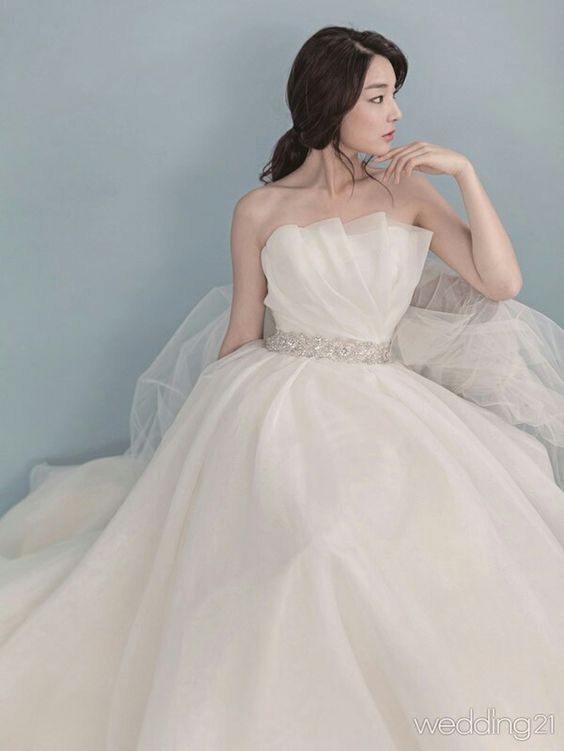 平胸女孩挑婚纱谨记3重点首选吊带款式，修饰比例丰满上围