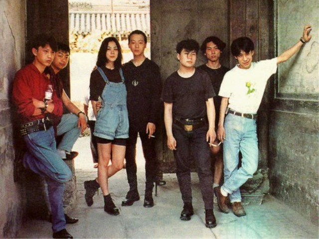 曾是天后王菲深爱的男人，摇滚界的领军人物，现落魄到骑单车？