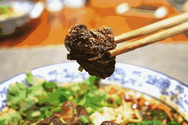 兰州拉面青椒牛肉盖浇面的做法,牛肉汤面重庆小面汤料配方