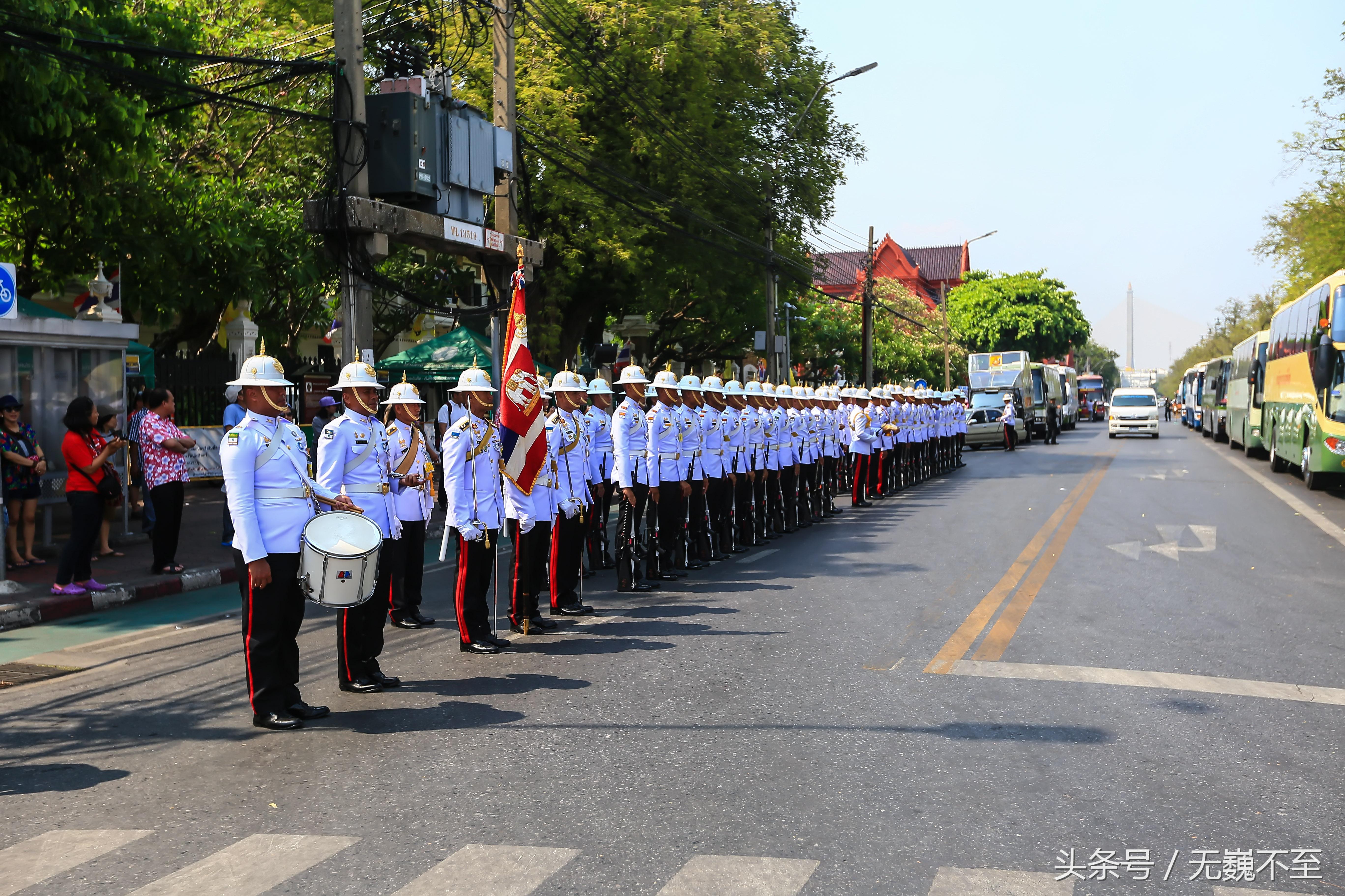 踏春曼谷，泼水大战前竟然先把泰国皇家卫队“检阅”一遍