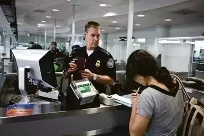 入境其他国家要小费,入境中国带多少美金现金