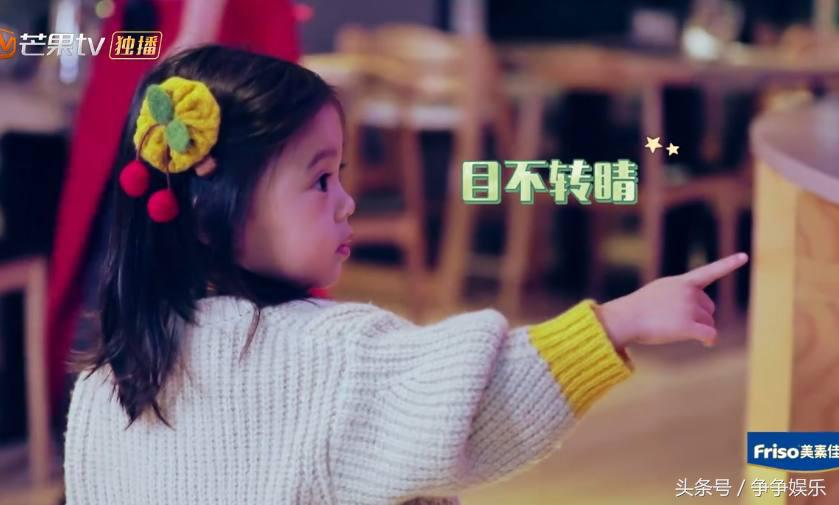 贾静雯带咘咘滑滑梯咘咘一脸懵,贾静雯晒疯狂游玩照咘咘一脸淡定