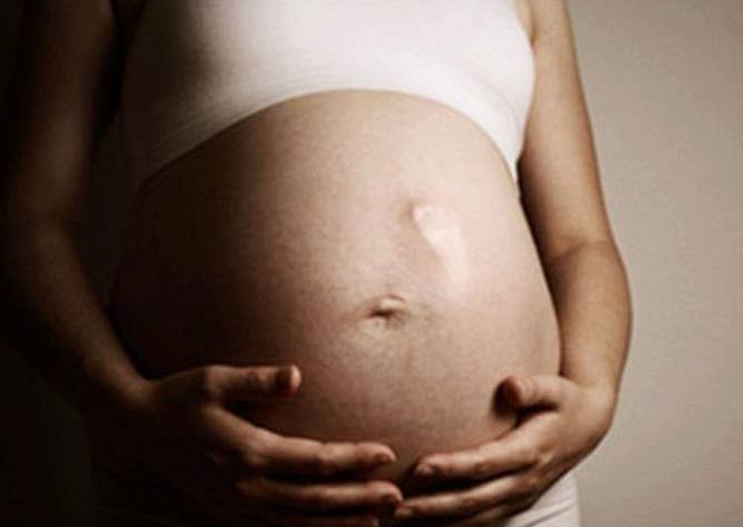 这两天胎动强烈怎么回事,胎动两边拳打脚踢