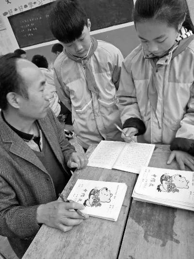 教师以轮椅为腿坚守讲台,失明教师