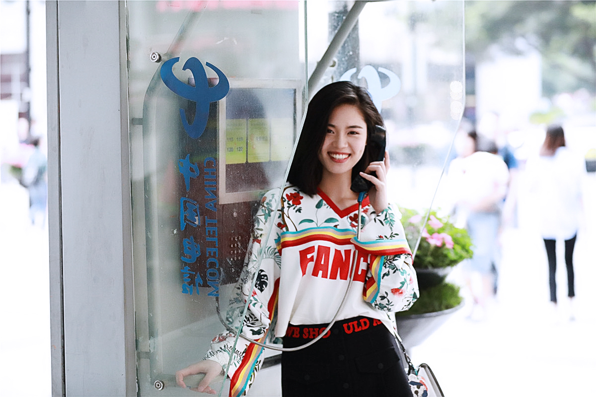 重庆解放碑美女街拍,解放碑步行街拍照姿势女生