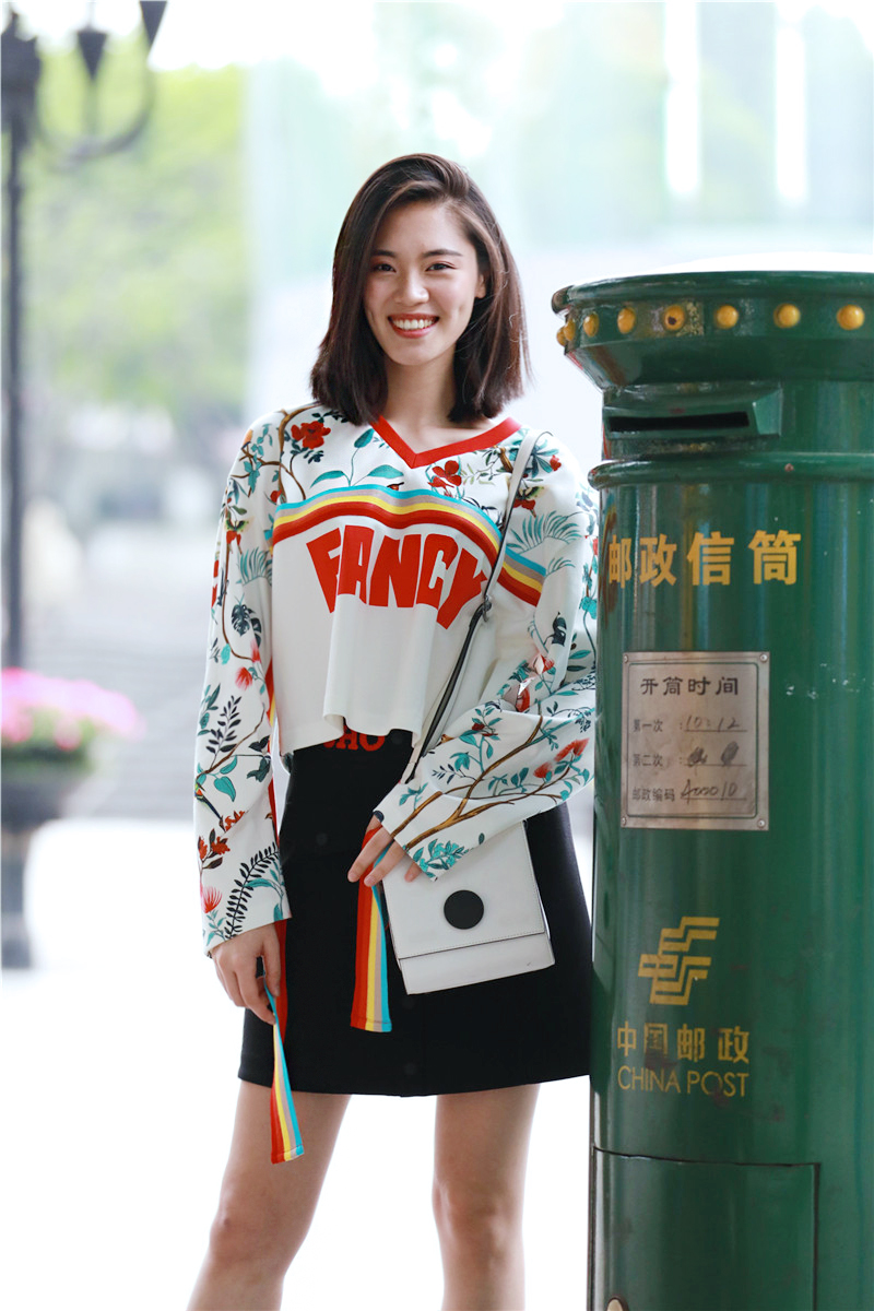 重庆解放碑美女街拍,解放碑步行街拍照姿势女生