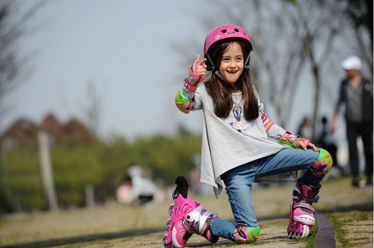 7-12岁儿童学轮滑教程滑行,儿童轮滑在家怎么练习