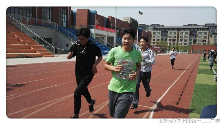 挥洒汗水敢于拼搏,挥洒汗水奋勇拼搏