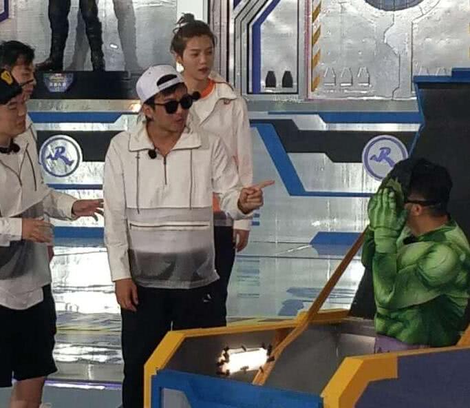 鹿晗跑男意外受伤,跑男团集体赛跑鹿晗