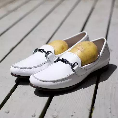 鞋子太大怎么变小不用任何物品,鞋子太小了可以撑大吗