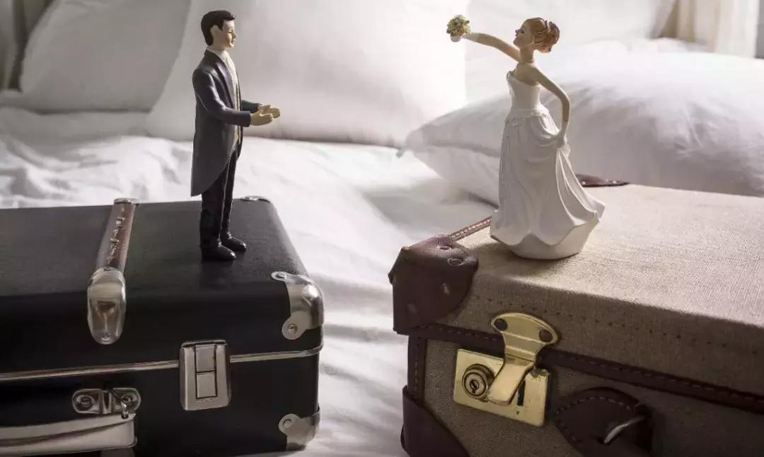 新婚妻子成了“植物人”,90后小伙两次起诉离婚!法院这样判决……