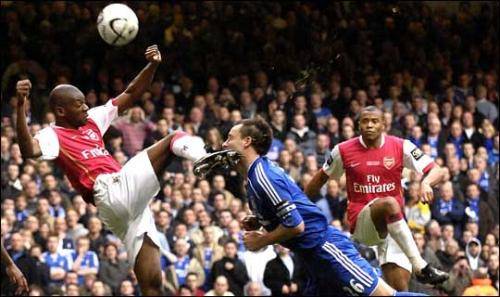 足球被爆头,足球守门员被爆头