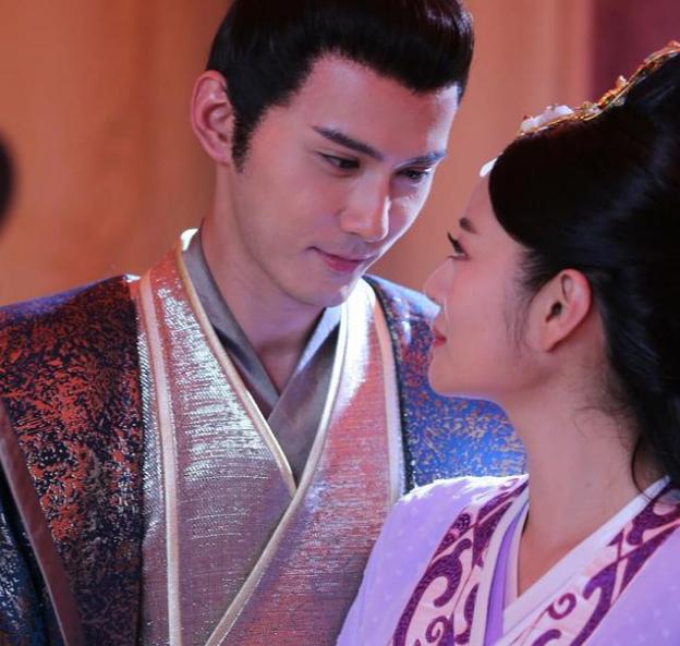 你还在关注独孤天下里演傻白甜的她,却不知人家悄悄换了张脸……