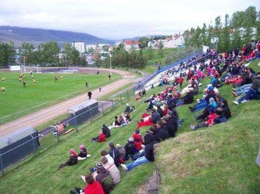 从冰岛奇迹看中国足球，想提高水平，只需要建足球场，发教练证