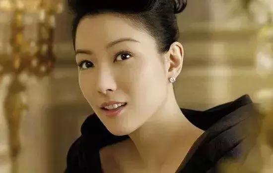 方脸女性适合留什么样的发型,方脸女生适合什么发型及穿搭