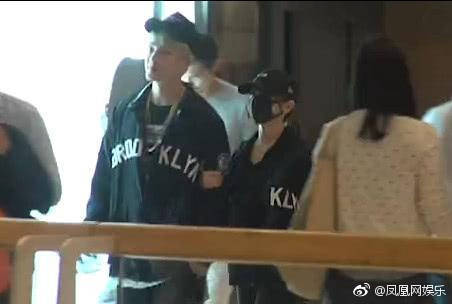 邓紫棋晒和男友机场照,邓紫棋金色裤子