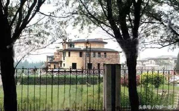 说她是华语歌坛一姐你不信,看看这样的豪宅你还敢不相信吗?