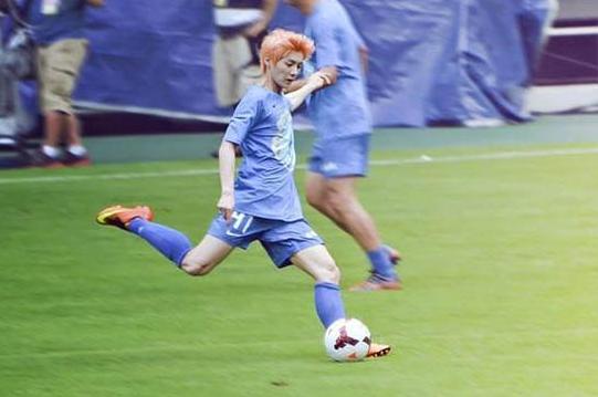 鹿晗踢了一场球，范志毅董路是这样评价的，看来他真有两把刷子