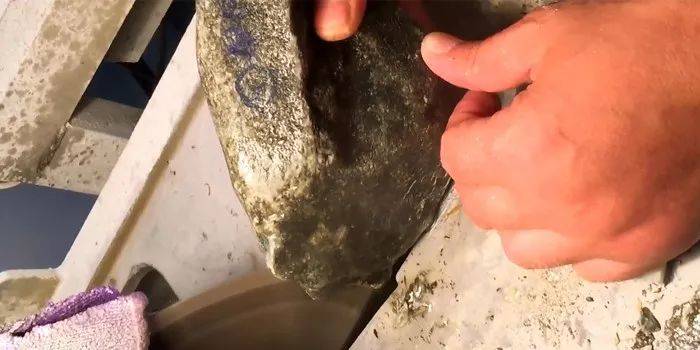 翡翠原石皮壳紧密,翡翠原石应该如何辨别皮壳