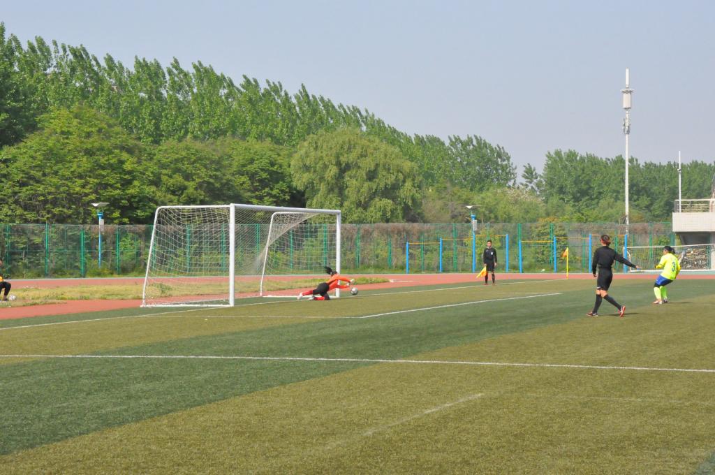 江南大学羽毛球赛冠军,江南学校女子篮球队夺冠