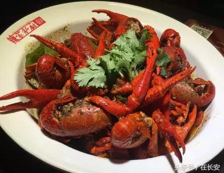 吃小龙虾一口一个好吃的,西安一生必吃的小龙虾