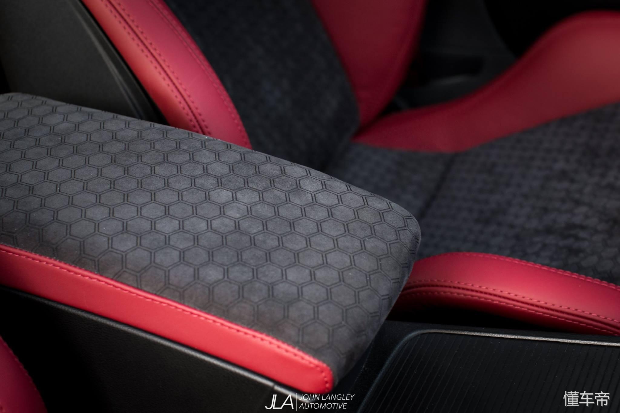 虽然手动挡让人着迷，但是这辆迈腾的轮毂让洗车工抓狂！