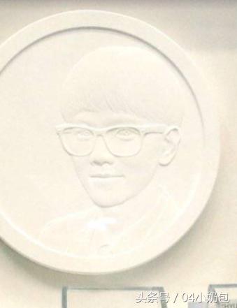 EXO纪念章发行爱丽们：饭上这个团，真赞！