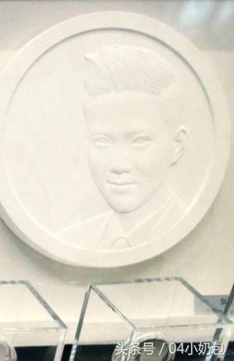 EXO纪念章发行爱丽们：饭上这个团，真赞！