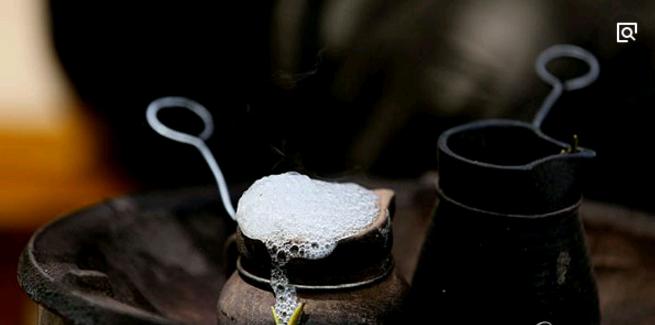 青瓷香粉罐,红色圆形铁罐的茶