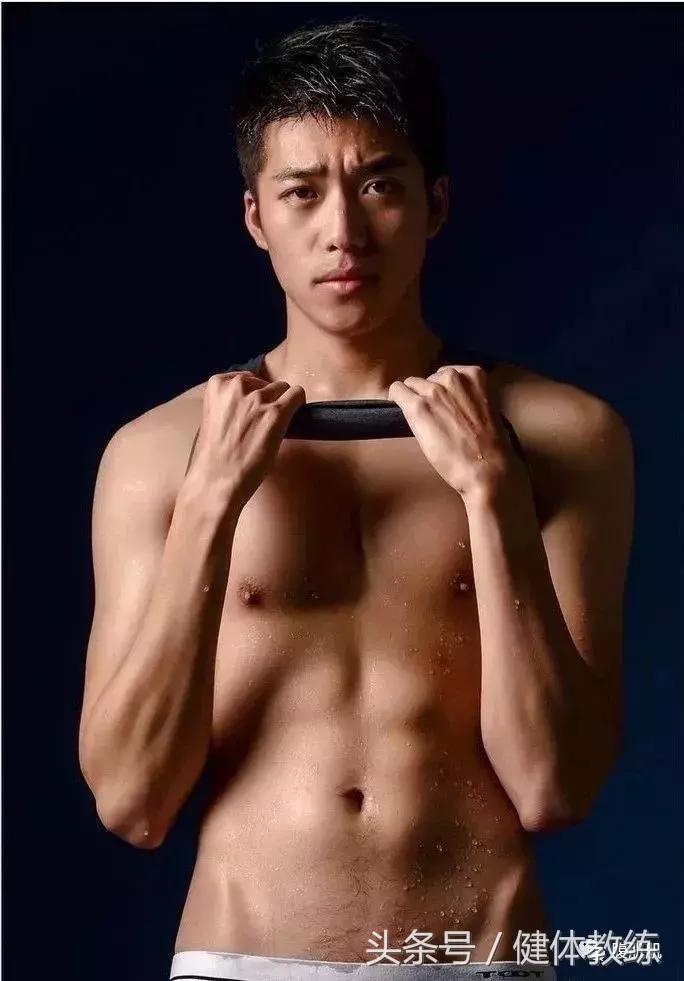 足球小哥去当兵了还拍照，鲜嫩可口会不会被……？