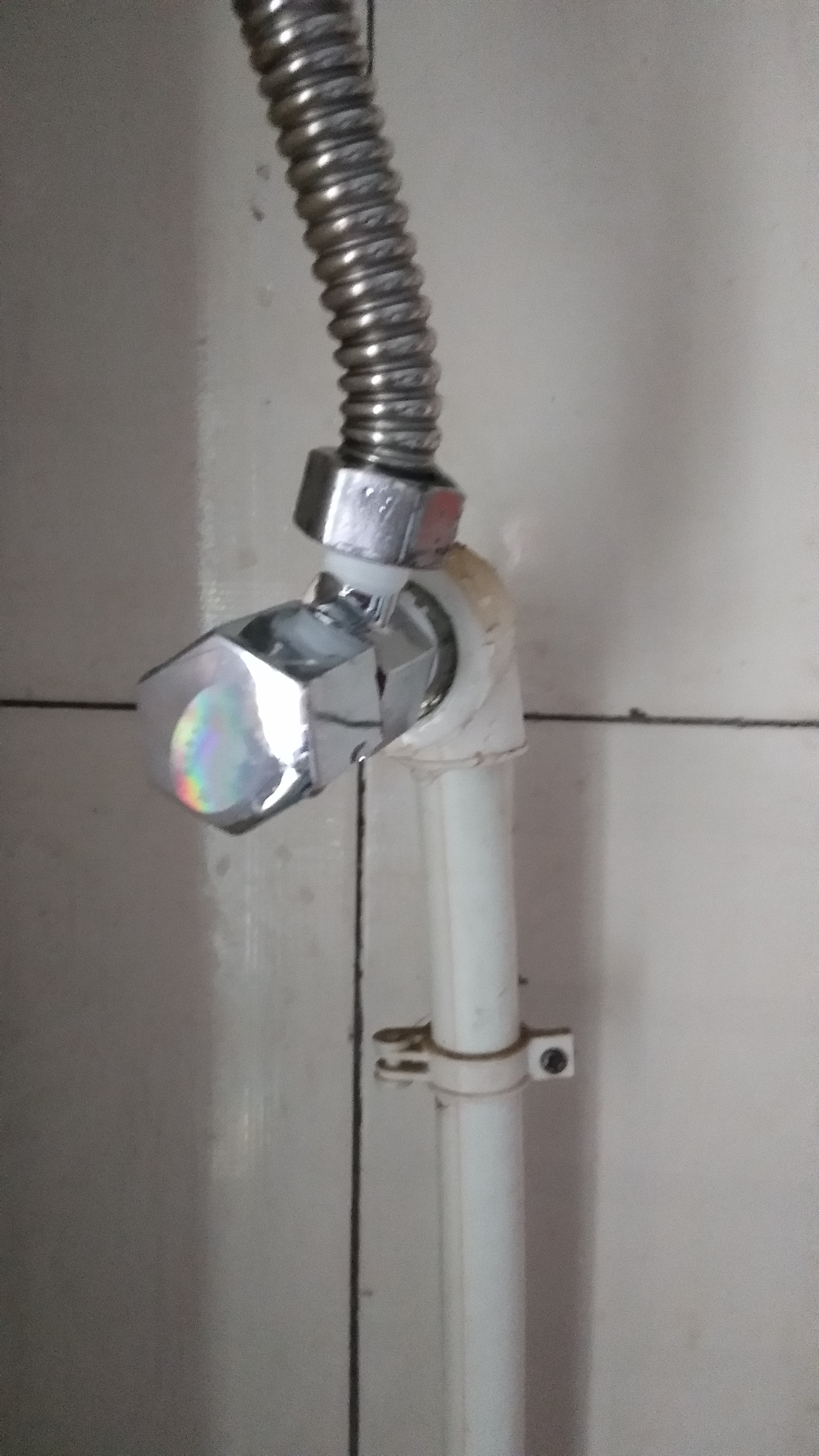 厨房水阀漏水会漏楼下吗,厨房水龙头漏水是不是漏财