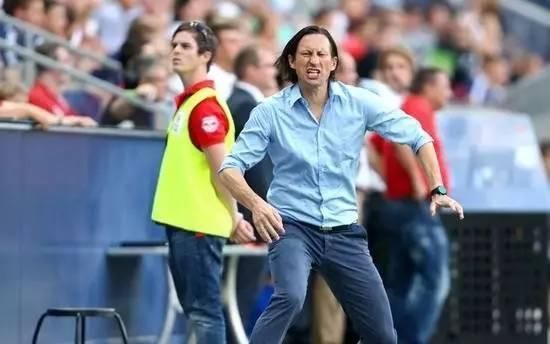 从票友到压迫足球之王,施二大爷只用了8年就牛气冲天