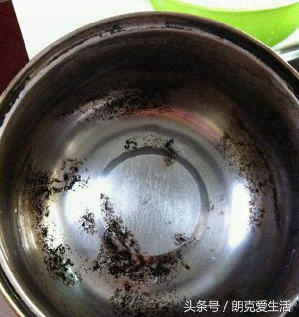 锅子烧焦后怎么处理干净,锅内严重烧焦变黑小妙招