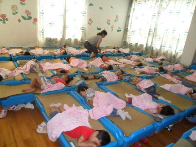 为什么小孩在幼儿园睡觉在家不睡,孩子在幼儿园为什么不睡觉