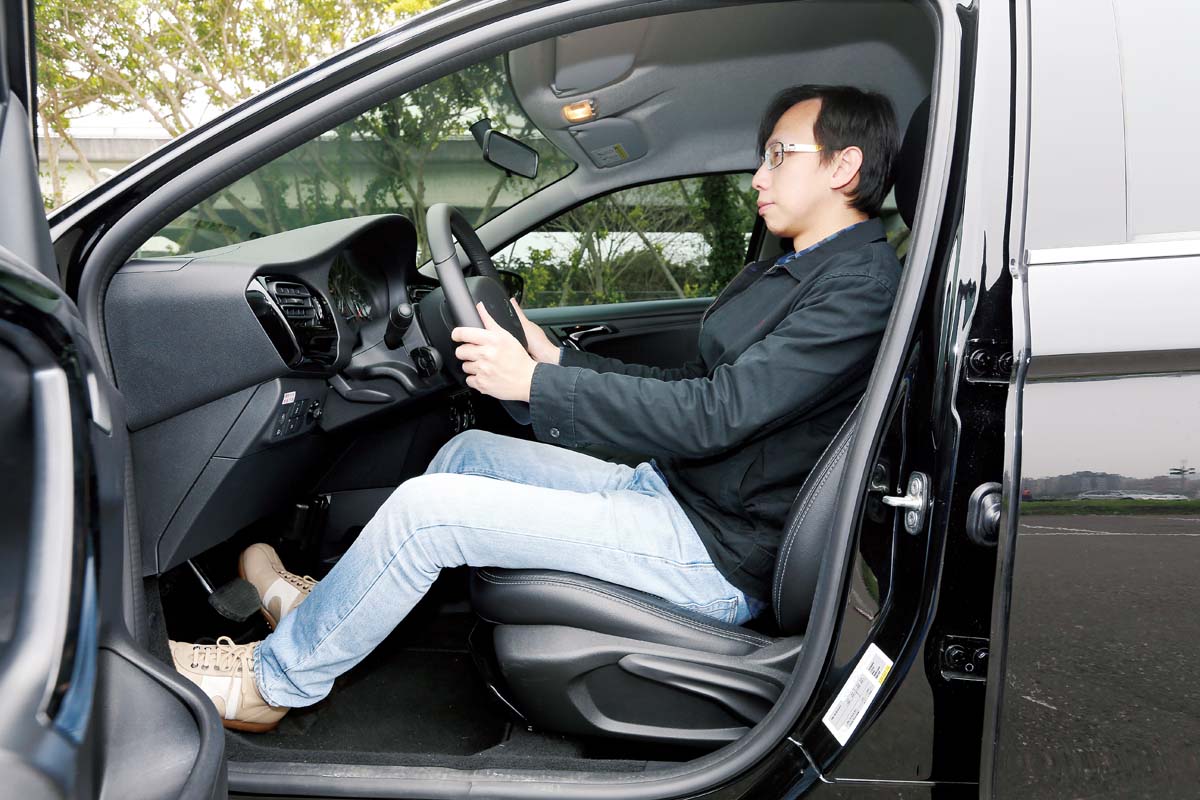 标致3012016款1.6l自动尊重版,标致301是入门车吗