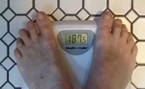 男子一天喝了24罐红牛的下场,男子喝5瓶红牛后惊人的一幕