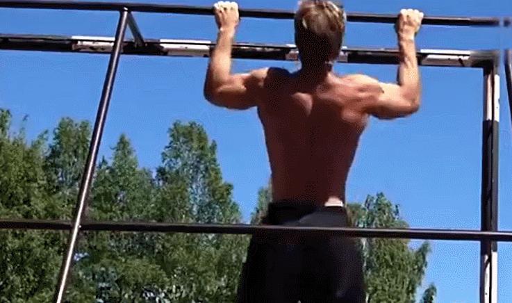 拉伸背部可以使背变薄,背部宽但是没厚度