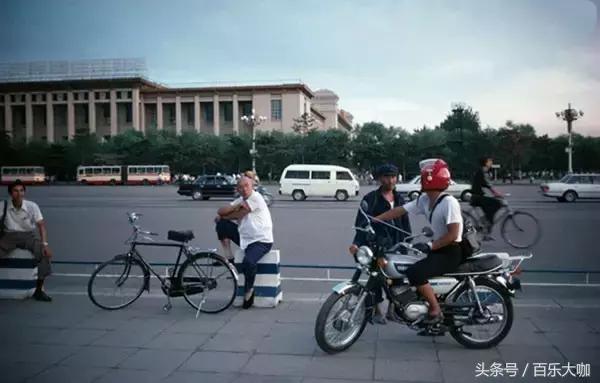 80年代的北京还不堵车车辆很少,80年代的北京牌汽车