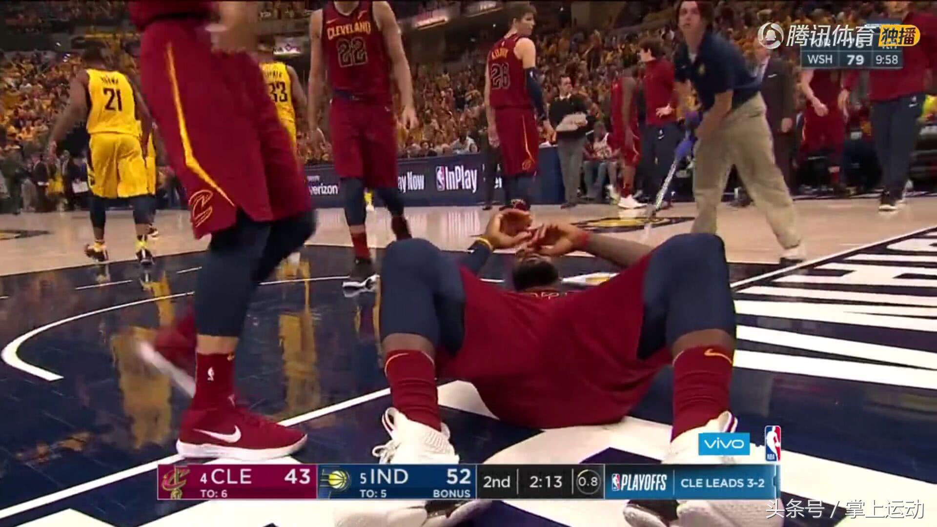 詹姆斯肘击对手致其出血遭驱逐,詹姆斯被肘到眼角出血