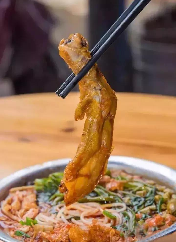 一碗螺蛳粉爱上一座城,一碗螺蛳粉只吃一半