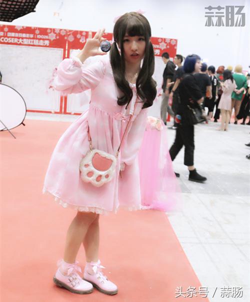 漫展coser小姐姐对粉丝的暖心瞬间,漫展cos摆动作甜妹