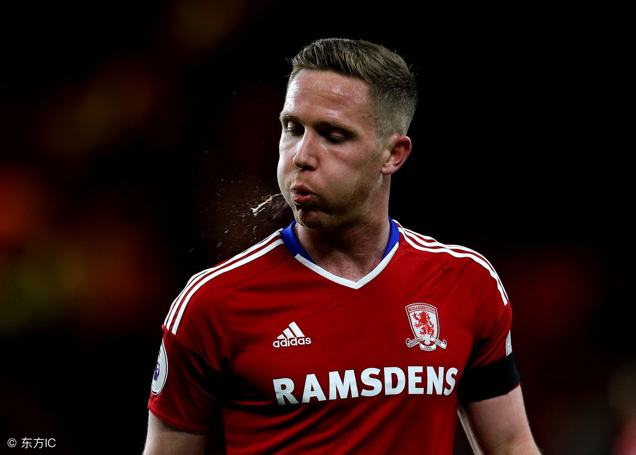 足球运动员身体素质跟普通人比,足球运动员为什么在草坪上吐痰