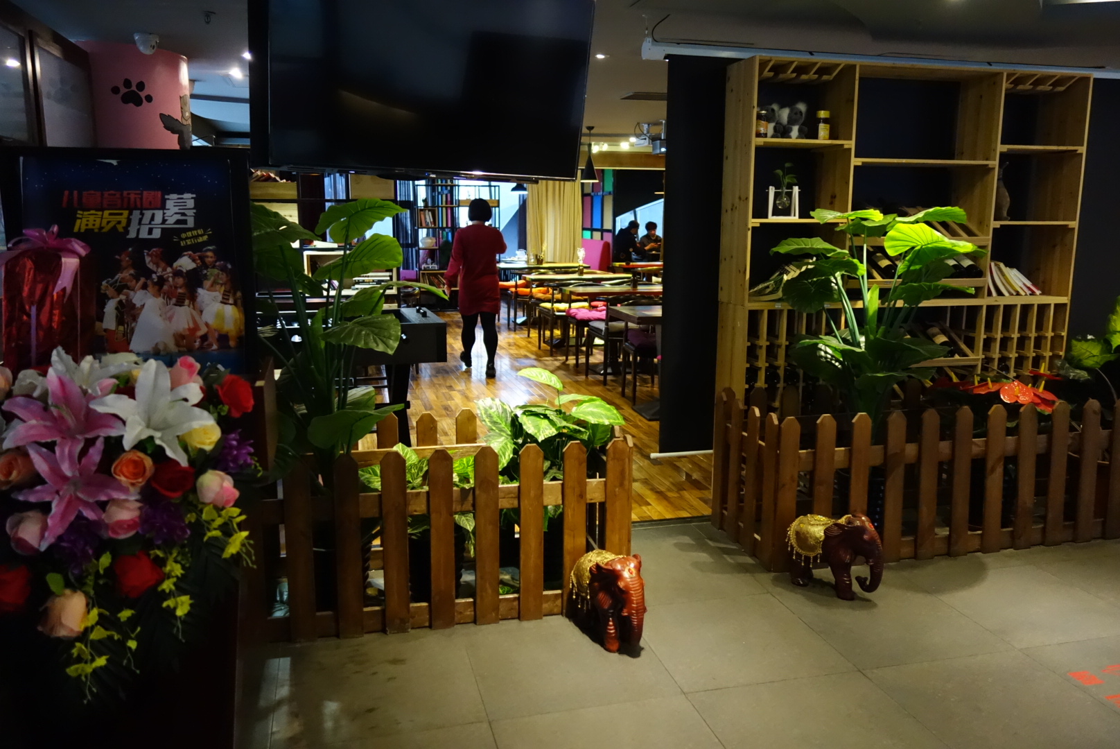 公司门口的桌游吧，回声轰趴